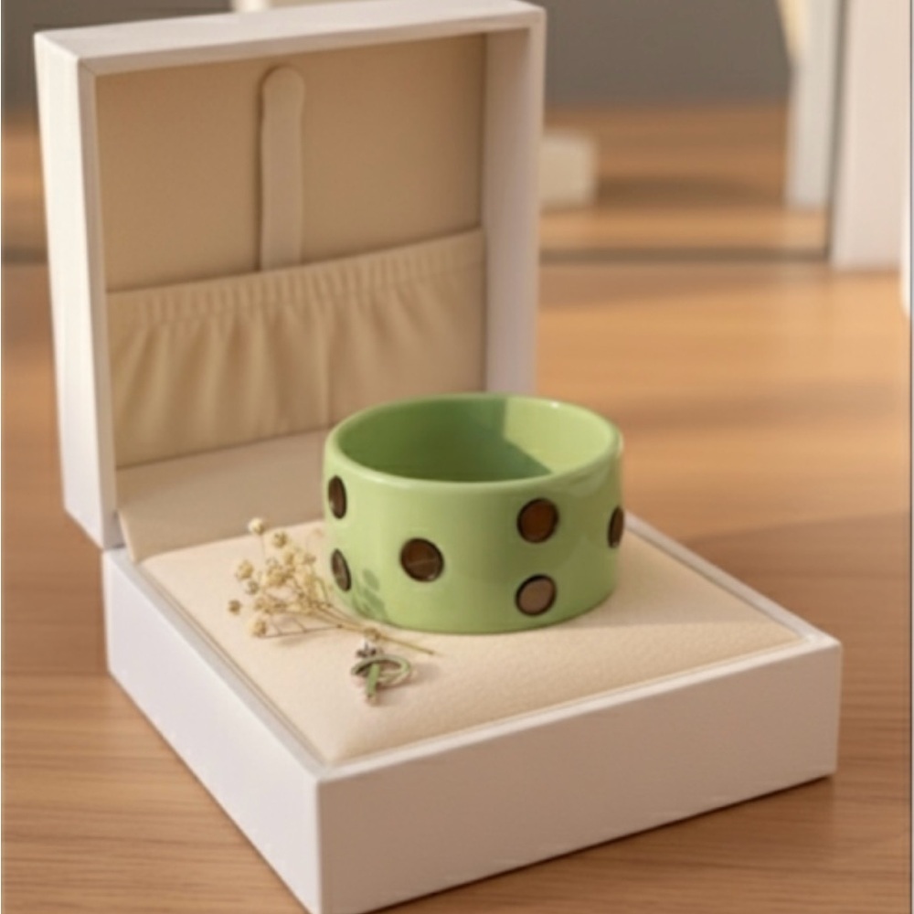 Chunky Mint Green Rétro Studd Lucite Cuff Bracelet